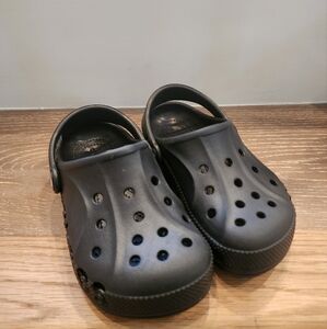 NWOT BOYS BLACK CROCS - SIZE 10